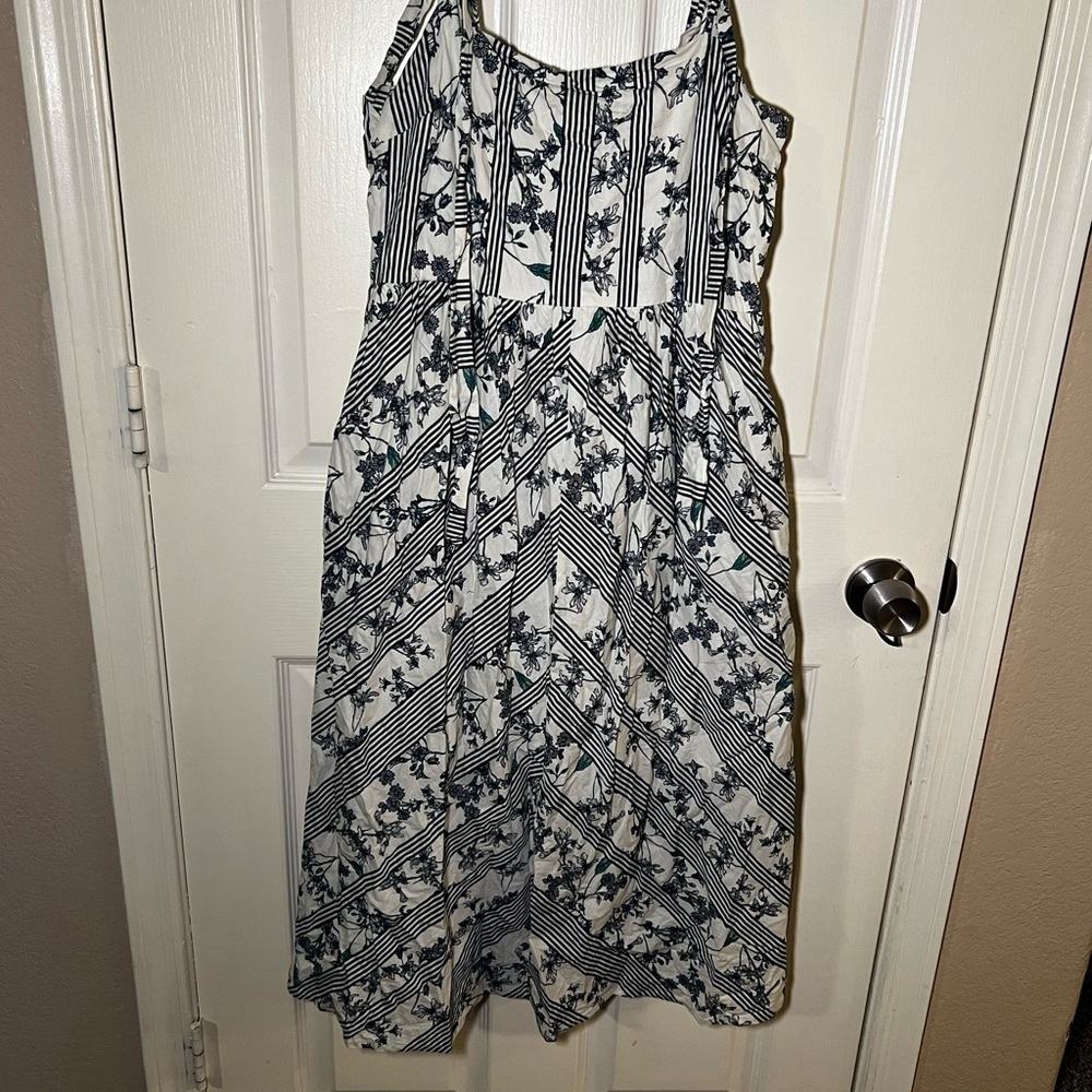 VOY Black and Green Floral Seersucker Midi Dress